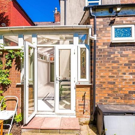 Large 4 Bedroom Home With Free Parking Near Mediacityuk Manchester Ngoại thất bức ảnh
