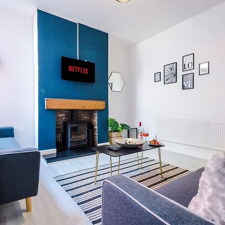 Large 4 Bedroom Home With Free Parking Near Mediacityuk Manchester Ngoại thất bức ảnh