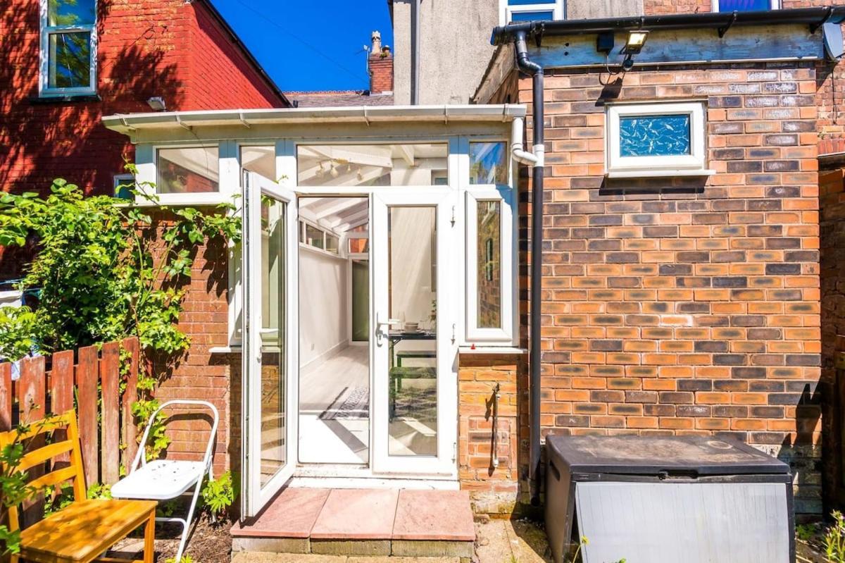 Large 4 Bedroom Home With Free Parking Near Mediacityuk Manchester Ngoại thất bức ảnh