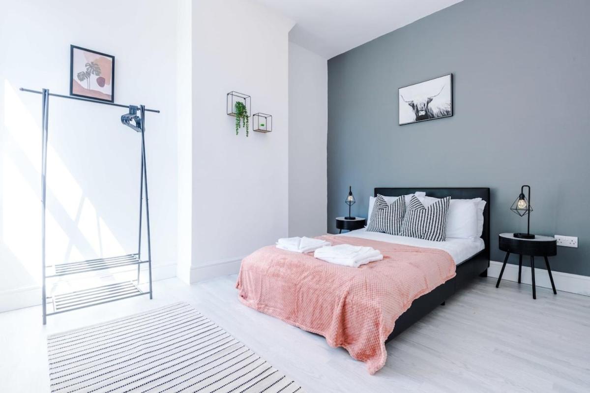 Large 4 Bedroom Home With Free Parking Near Mediacityuk Manchester Ngoại thất bức ảnh