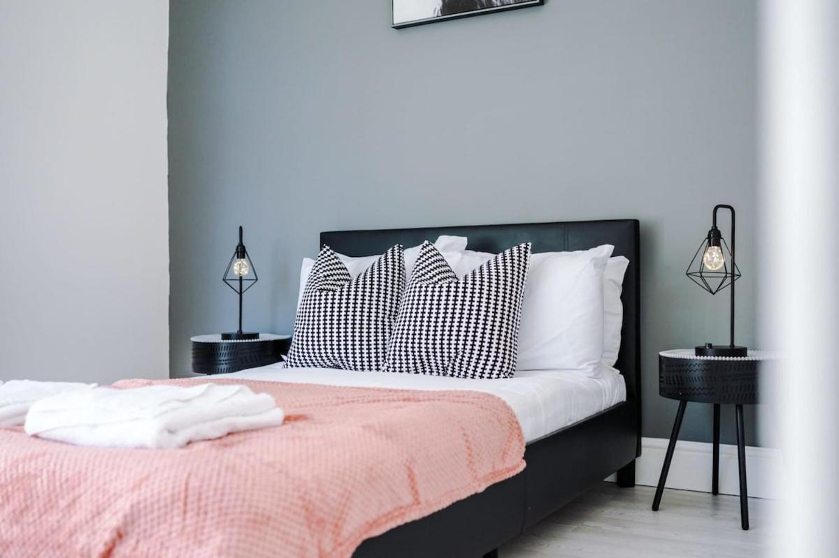 Large 4 Bedroom Home With Free Parking Near Mediacityuk Manchester Ngoại thất bức ảnh