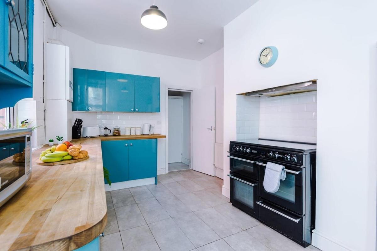 Large 4 Bedroom Home With Free Parking Near Mediacityuk Manchester Ngoại thất bức ảnh
