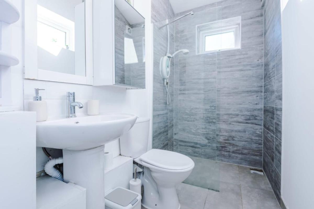Large 4 Bedroom Home With Free Parking Near Mediacityuk Manchester Ngoại thất bức ảnh
