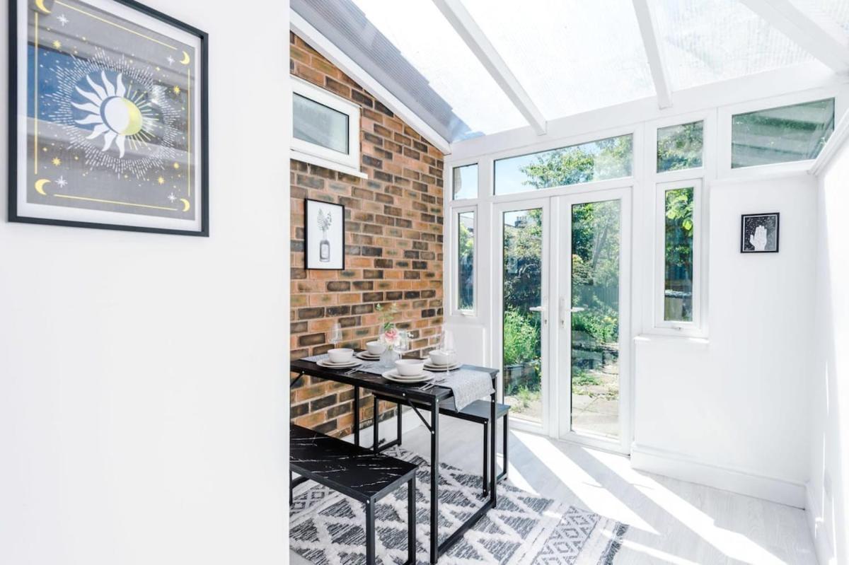 Large 4 Bedroom Home With Free Parking Near Mediacityuk Manchester Ngoại thất bức ảnh