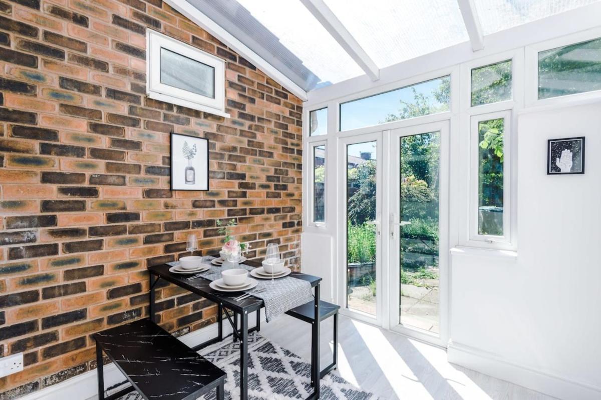 Large 4 Bedroom Home With Free Parking Near Mediacityuk Manchester Ngoại thất bức ảnh
