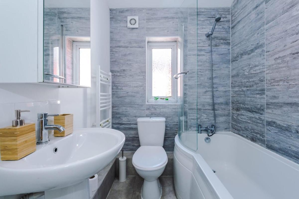 Large 4 Bedroom Home With Free Parking Near Mediacityuk Manchester Ngoại thất bức ảnh